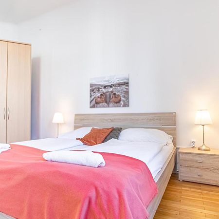 Simple Apartment Near Wiener Stadthalle Buitenkant foto