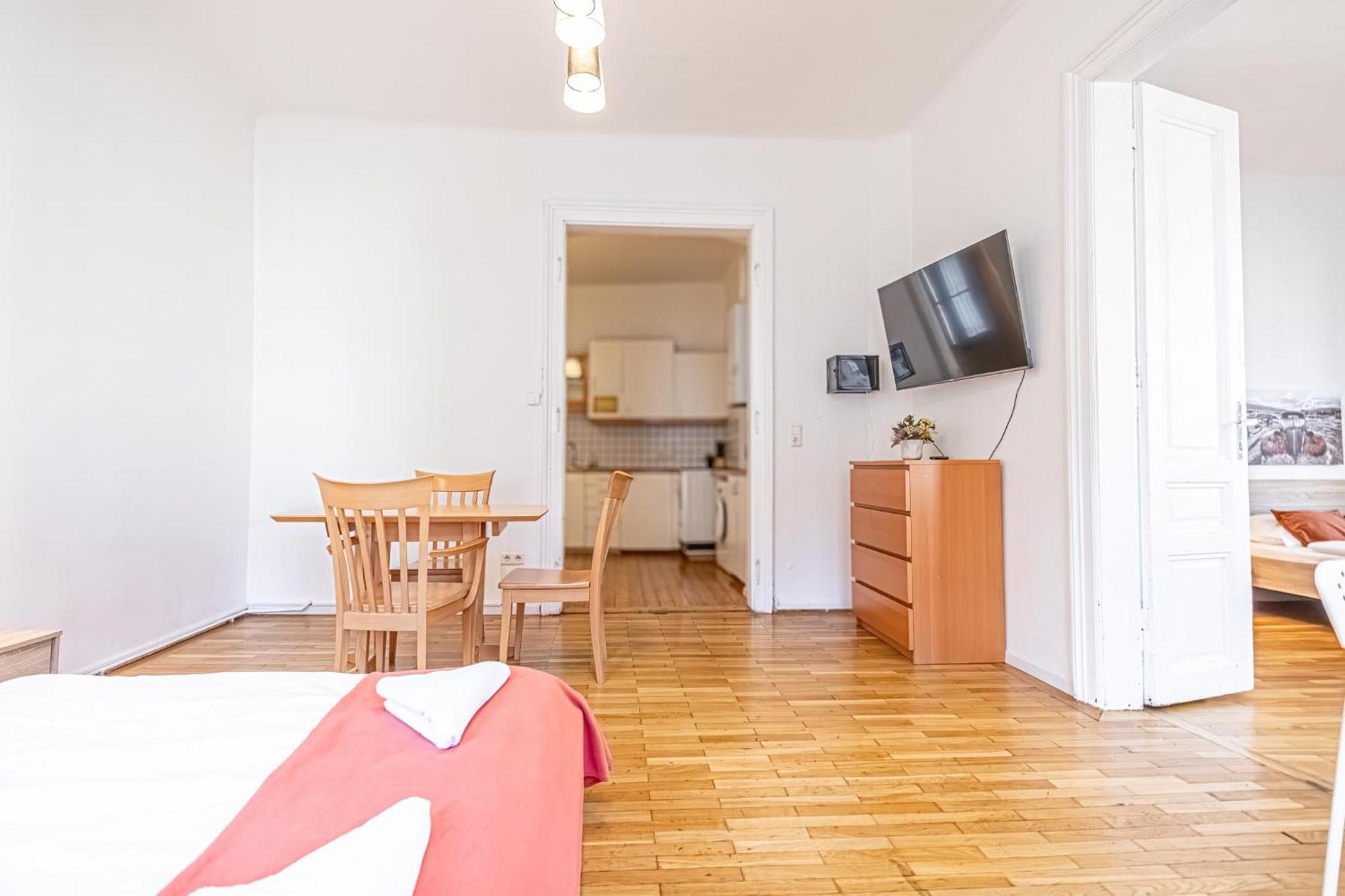 Simple Apartment Near Wiener Stadthalle Buitenkant foto
