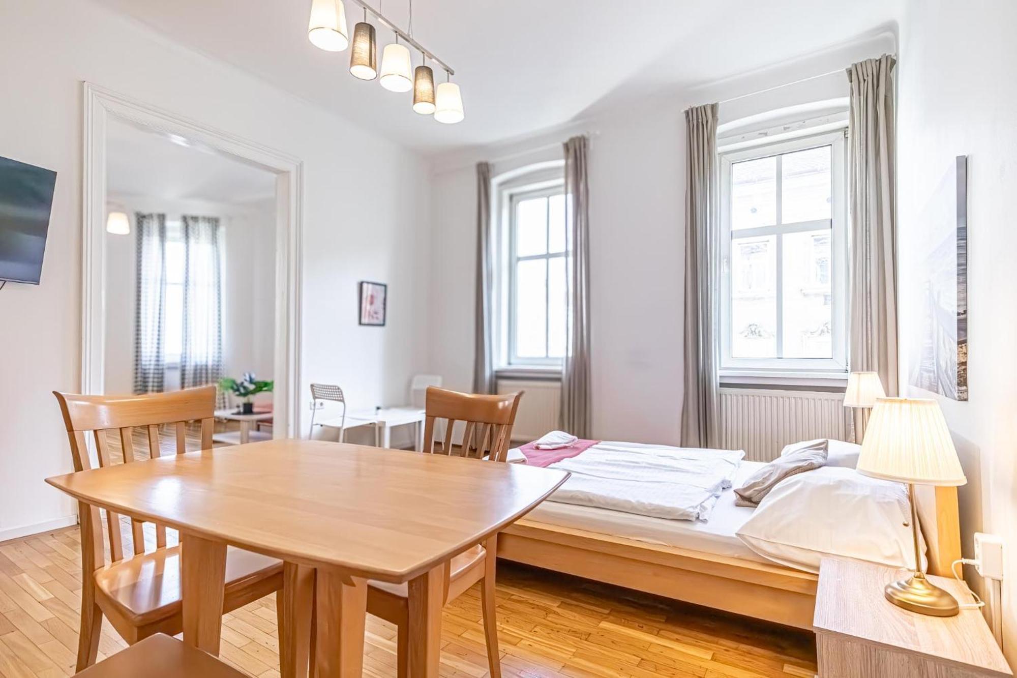 Simple Apartment Near Wiener Stadthalle Buitenkant foto