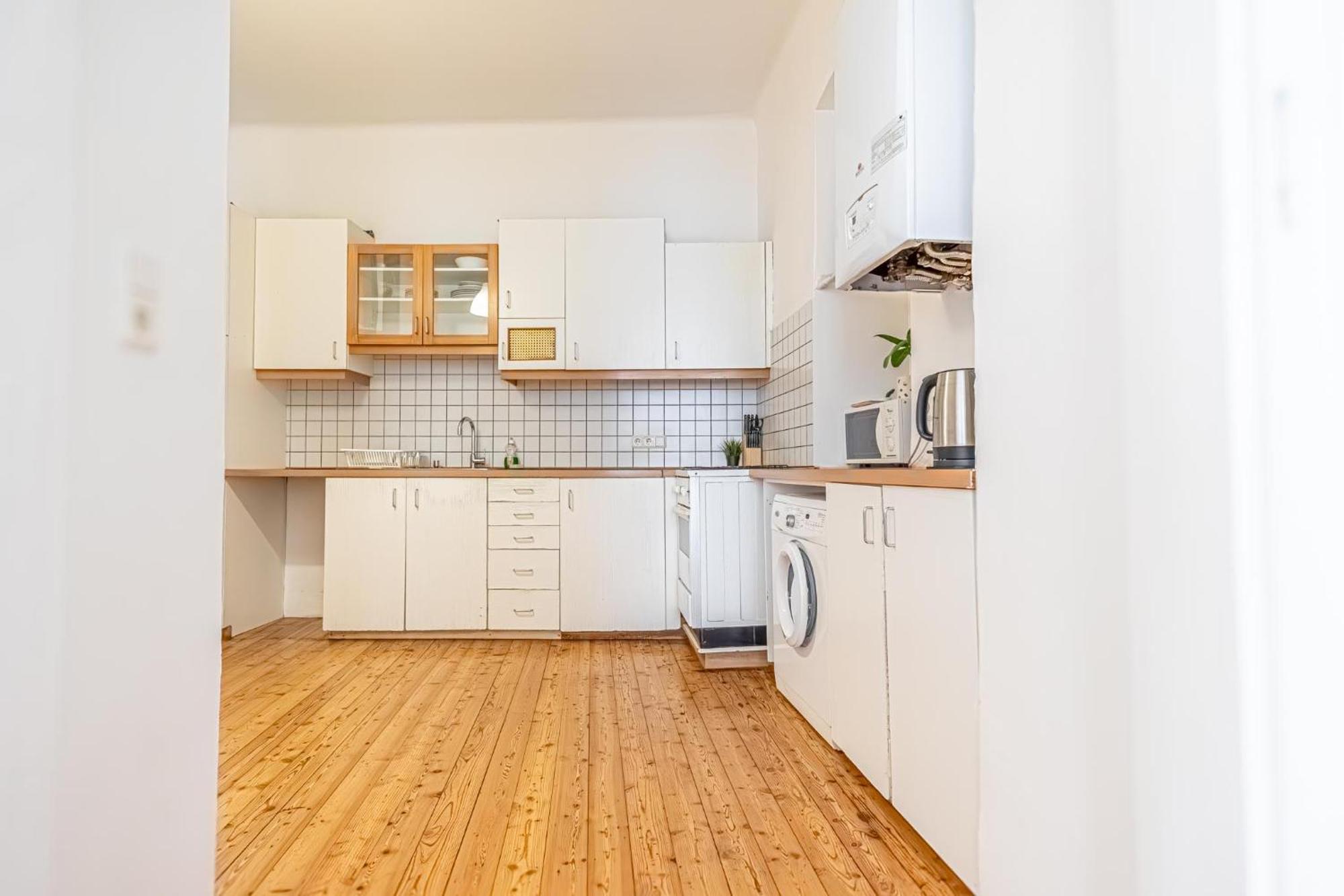 Simple Apartment Near Wiener Stadthalle Buitenkant foto